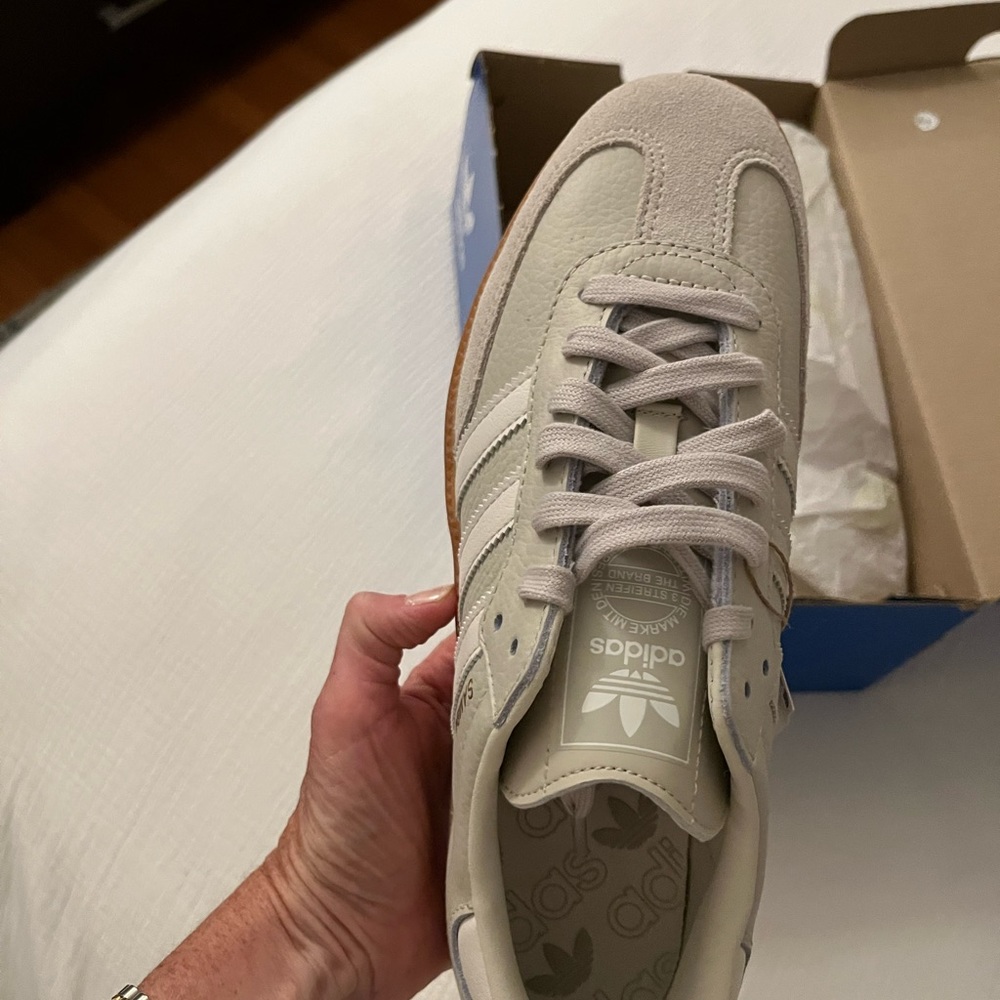 Adidas cream Sambas Women’s 8